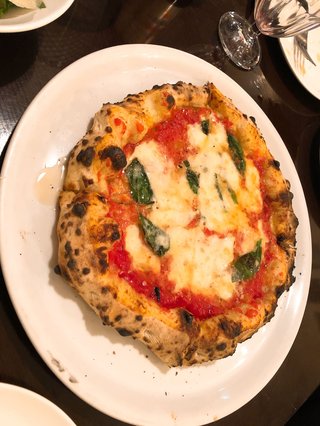 ピザ食べてワイン飲んでるよ！！