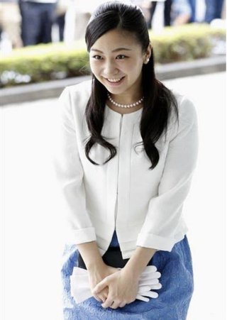 佳子さまの巻き髪が一昔前の君島十和子みたいになってる