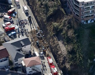 【神奈川】逗子で斜面崩落　1人死亡　通行中の18歳女性か