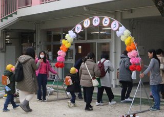 新型コロナ休園【幼稚園で割れる対応】名古屋市「3月2日から」　愛知県「小中高のみ」