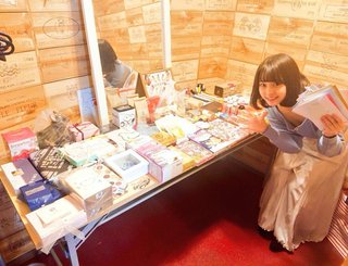 こういう胸元ゆるゆるな服を着る女子って...