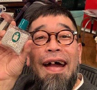 槇原被告「ボロボロ歯」の謎を追跡　あごヒゲ、荒れた肌に前歯１本