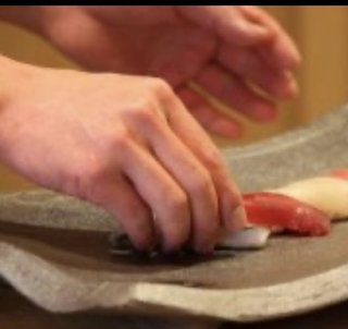 寿司　素手で握る姿をみて汚いと感じ始めた。