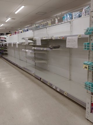 スーパーに買い物行ったら食料品がほぼ全部買い占められて棚ガラガラ