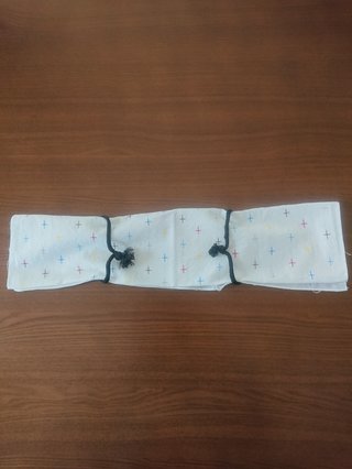 SNSで話題「ハンカチマスク」の作り方。　用意するのは2つだけ。