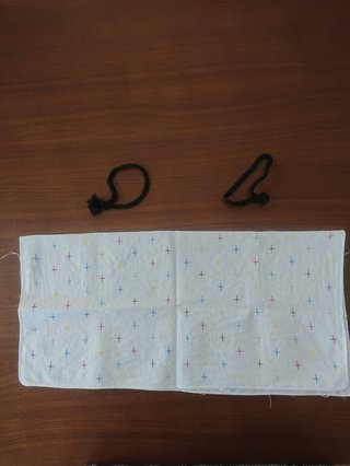 SNSで話題「ハンカチマスク」の作り方。　用意するのは2つだけ。