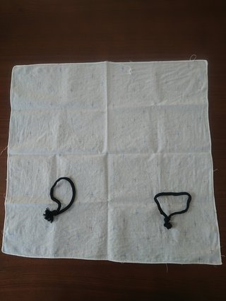 SNSで話題「ハンカチマスク」の作り方。　用意するのは2つだけ。