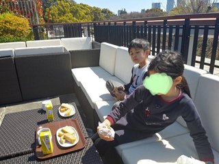 海老蔵【自宅テラスでの麗禾ちゃん＆勸玄くん写真】反響多数