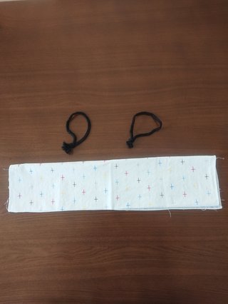 SNSで話題「ハンカチマスク」の作り方。　用意するのは2つだけ。