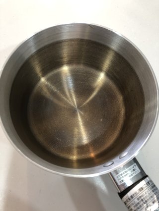 貰った銀の鍋で茹で卵作ったら水が入ってた所まで色が変わった