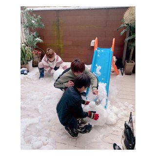 辻希美【自宅バルコニーで雪だるま作り】
