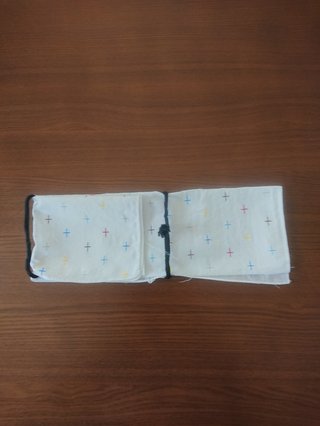 SNSで話題「ハンカチマスク」の作り方。　用意するのは2つだけ。