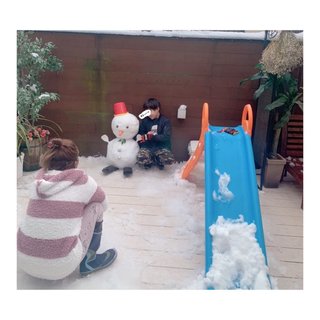 辻希美【自宅バルコニーで雪だるま作り】