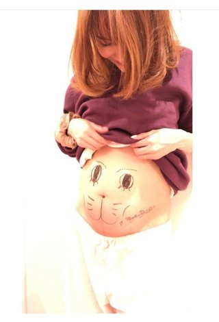 上原さくらの夫、妻が拗ねたマタニティペイント「恐ろしく気持ち悪い絵を」