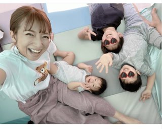 辻希美、自宅バルコニーに広げたテントで息子たちとの“テンションup”な4SHOT公開