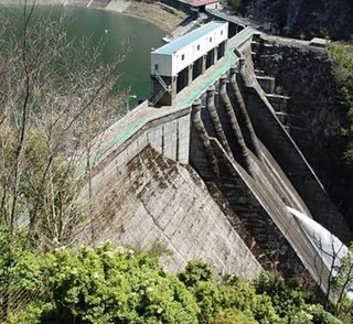 奈良のダムに、男子高校生転落