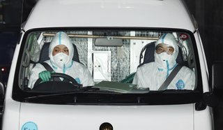 【大阪】防護服でブラジル少年送検　府警、コロナ感染予防で