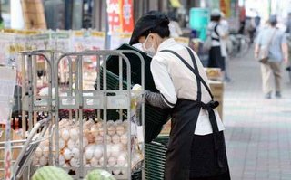 政府「コロナで苦しくても従業員クビにしない会社には助成金あげるよ！みんな踏ん張れ！」