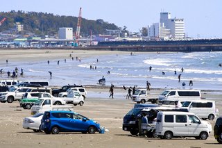 新型コロナの大流行中に花見をする日本人【海外の反応】
