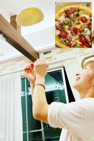 辻希美　生地を宙で回しプロ顔負けのピザ写真を公開