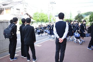 【鳥取】一部地域で学校再開　久々の友達、笑顔はじける 「密集不安」懸念も