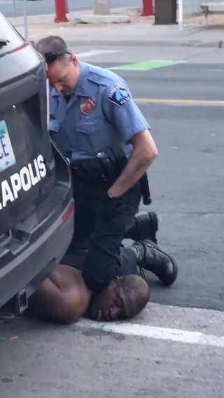 米・警官に首押さえつけられ黒人男性死亡       