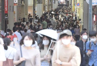 大阪の繁華街ミナミ　多くの人でにぎわう
