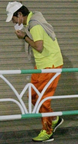 石田純一が退院2日後に散歩　家族とは一緒に食卓囲めぬ状況