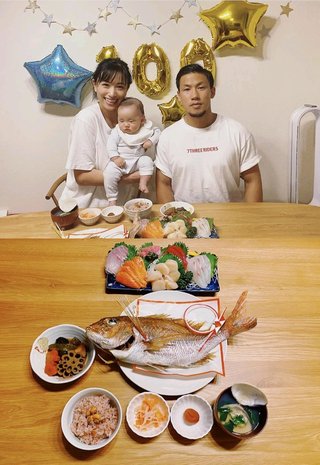 高橋ユウ　長男のお食い初めを報告