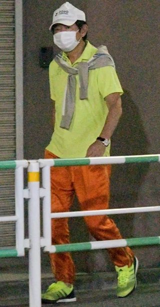 石田純一が退院2日後に散歩　家族とは一緒に食卓囲めぬ状況