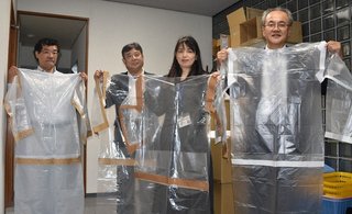 子供手作り「ポリ袋防護服」　兵庫・宝塚の学園　医師会に1400着寄贈
