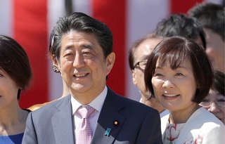 「桜を見る会」安倍首相らを刑事告発 弁護士ら公選法違反容疑などで
