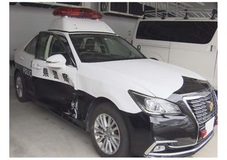 サイレン鳴らし“赤信号右折”のパトカーが大型トラック等2台と衝突…女性2人が重軽傷