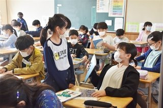 マスクで再会喜ぶ　学校現場、3密避け日常へ一歩