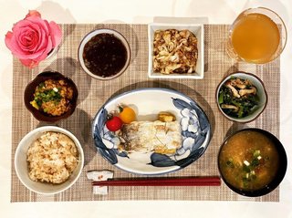 神田うの「余ったキャベツでサバ缶味噌煮焼き」の和朝食を披露