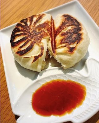 小川菜摘　５５１の豚まんを焼いた