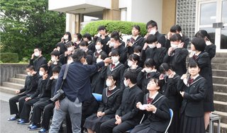 【山口】笑顔でクラスメートと記念撮影　県立下関北高