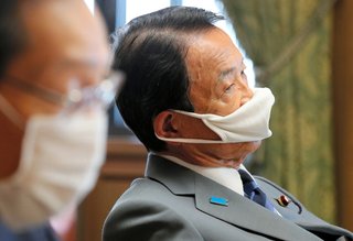 麻生氏のマスク