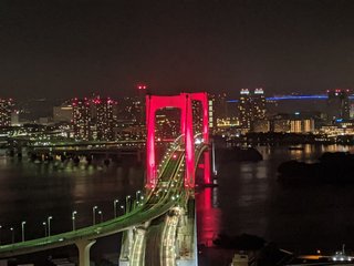 「東京アラート」初めて発令　都庁・レインボーブリッジ、赤色に