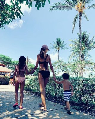 吉川ひなの　ハワイで水着姿の家族ショットを披露