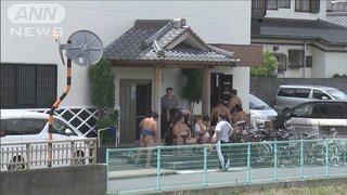 力士ら約20人 川で女性を救助