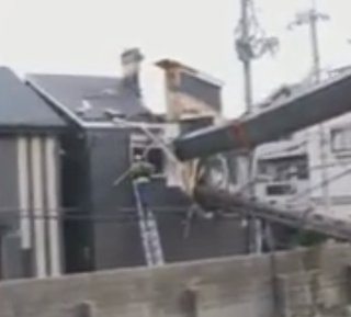 クレーン車が倒れ、家が倒壊