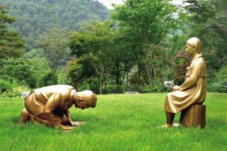 『慰安婦像にひざまずいて贖罪する安倍晋三』の像、来月に除幕式【韓国】