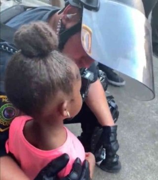 「わたしたちを撃つつもりなの？」5歳の少女の問いかけに白人の警官は…