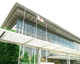 首相官邸ネット発信「中の人」は電通マン　前任者も　政権のSNS戦略と深いかかわり