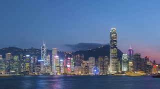 香港、国家安全法施行直後に300人を逮捕。カバンの中に「香港独立」の旗を所持