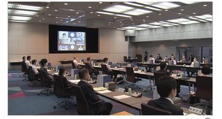 涙の8歳児に手錠かけ…警察官「君は刑務所に行く」