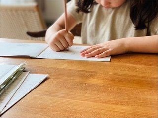 辺見えみり　小1長女が勉強する姿を公開