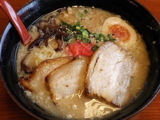 このラーメンを１時間以内に完食できたら８万円もらえる。残したら代金800円を支払う