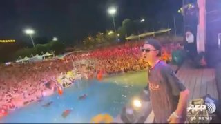 武漢のプールがすし詰め状態に...マスク姿の客見当たらず 中国